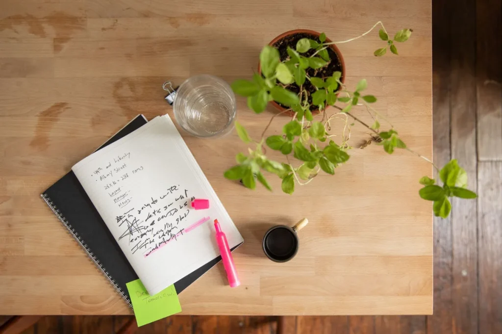 Buku catatan dan sticky notes untuk menyimpan ide copy