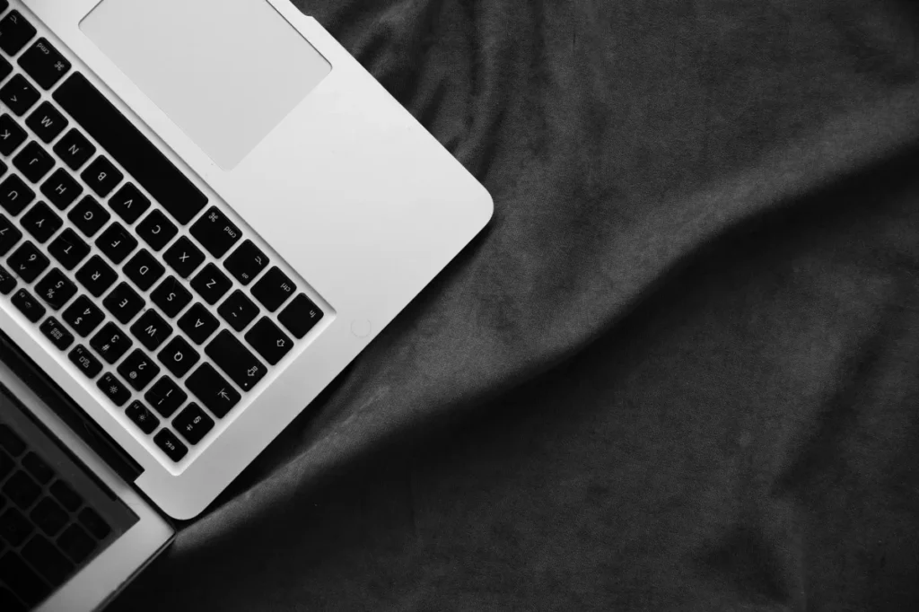 Laptop dan catatan di meja kerja untuk latihan menjadi copywriter