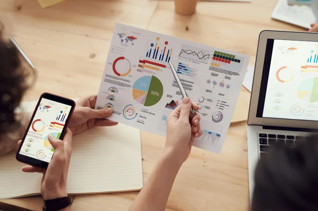 Copywriter dan digital marketer bekerja bersama merancang kampanye produk