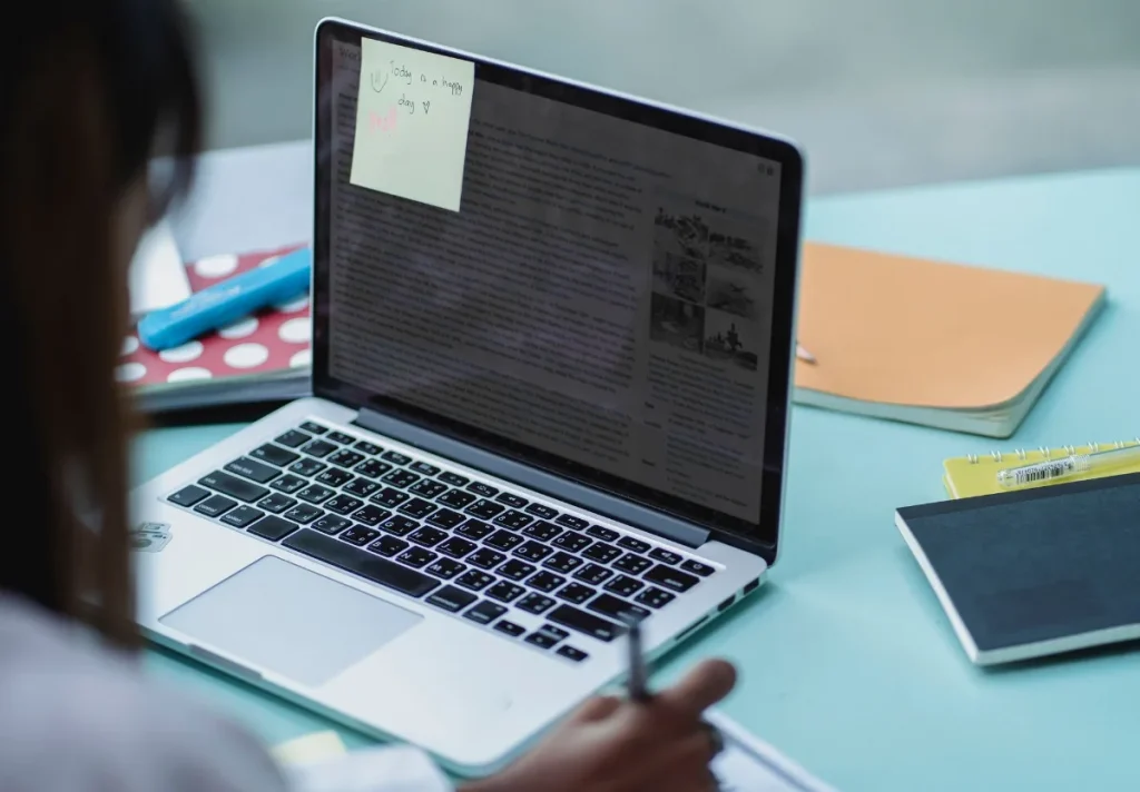 Belajar copywriting dari laptop dan mencatat ide di buku.