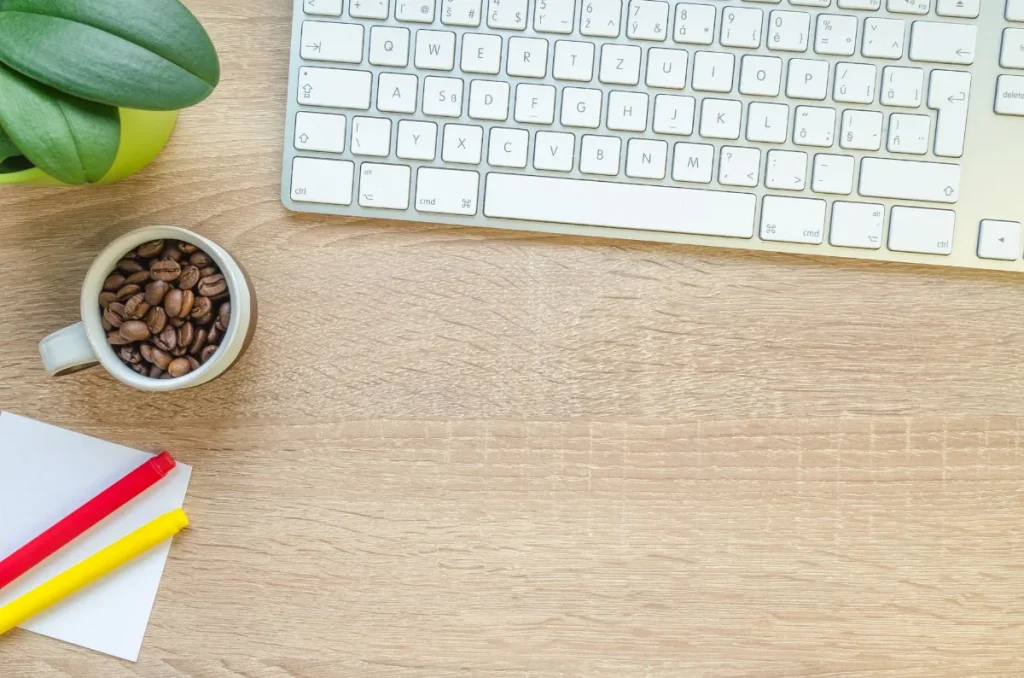 Paket kopi dan cangkir di meja kerja sebagai contoh satu produk untuk dua jenis tulisan