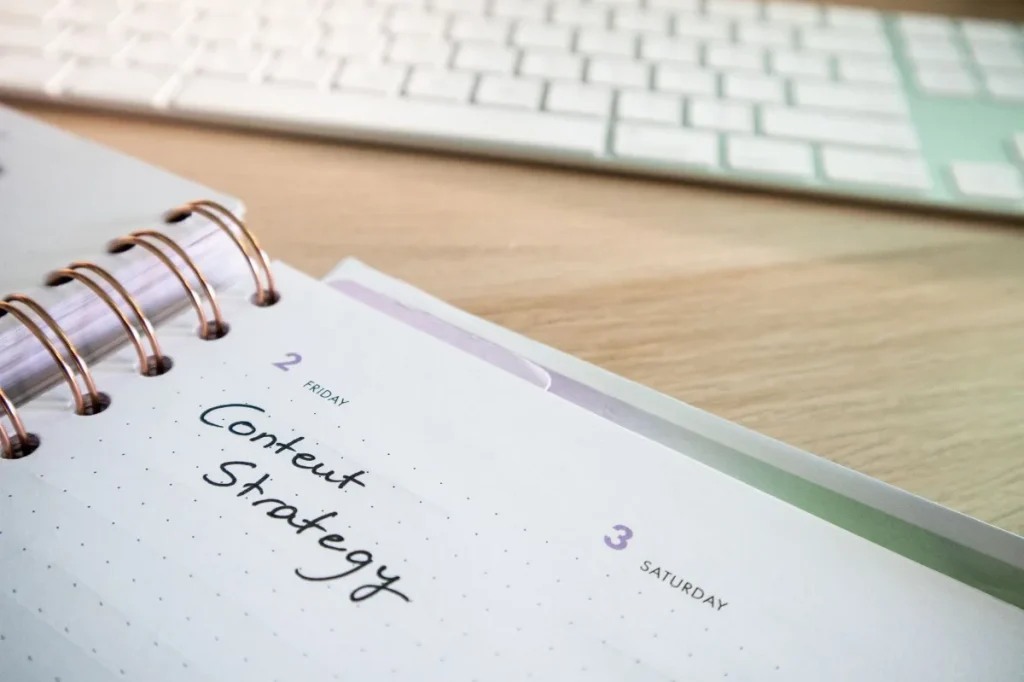 Perangkat kerja penulis konten dan copywriter di meja kantor