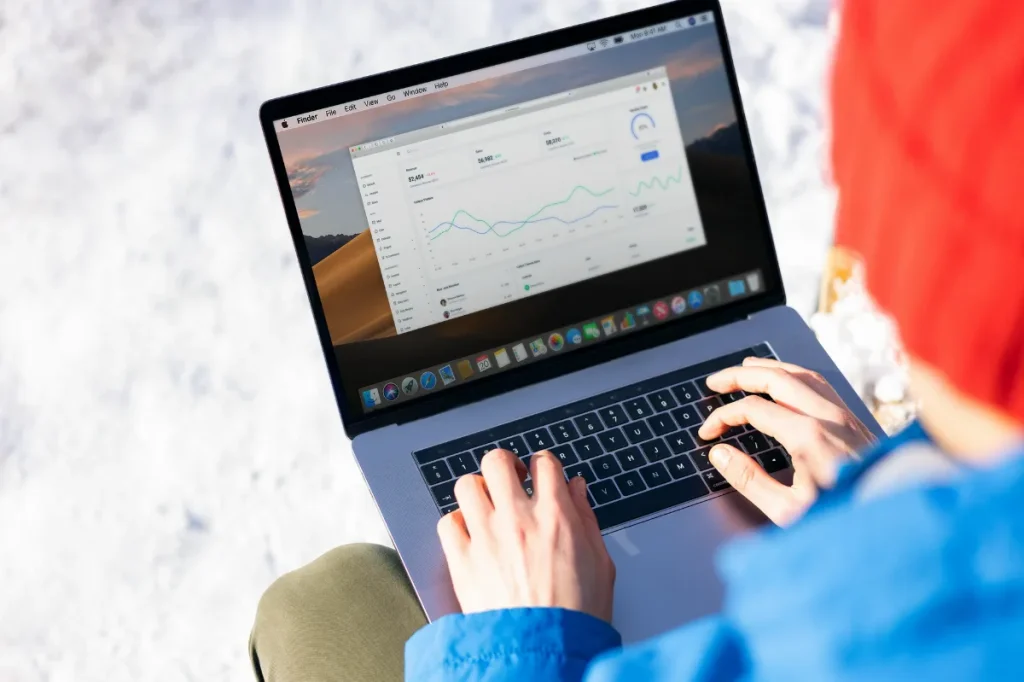 Digital marketer meninjau metrik kampanye di laptop untuk mengevaluasi hasil