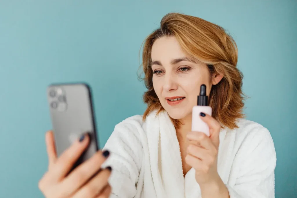 Calon pembeli membaca ulasan sunscreen sebelum memutuskan membeli