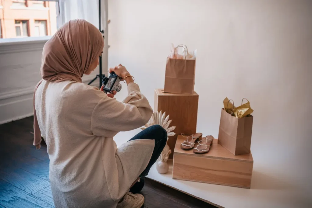 Copywriter mencatat informasi produk saat berdiskusi dengan usaha kecil