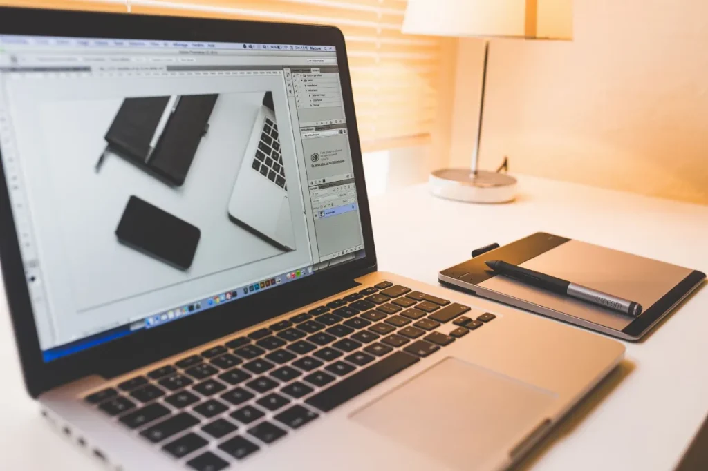 Contoh naskah dan portofolio copywriter tertata di meja kerja.