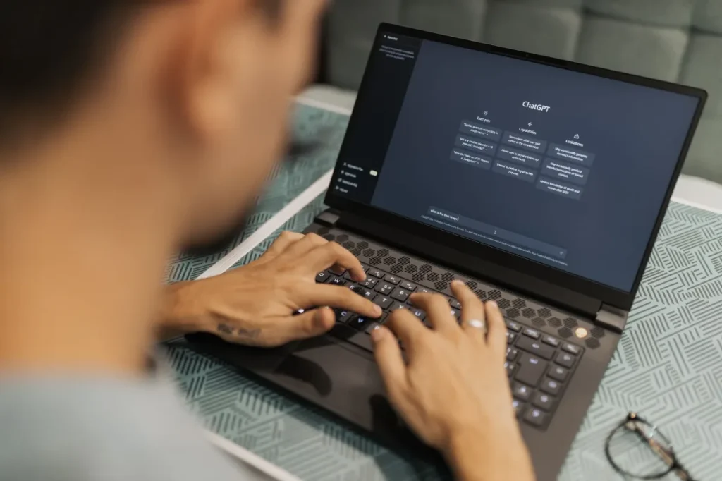 Copywriter meninjau draf digital dan catatan riset di meja kerja