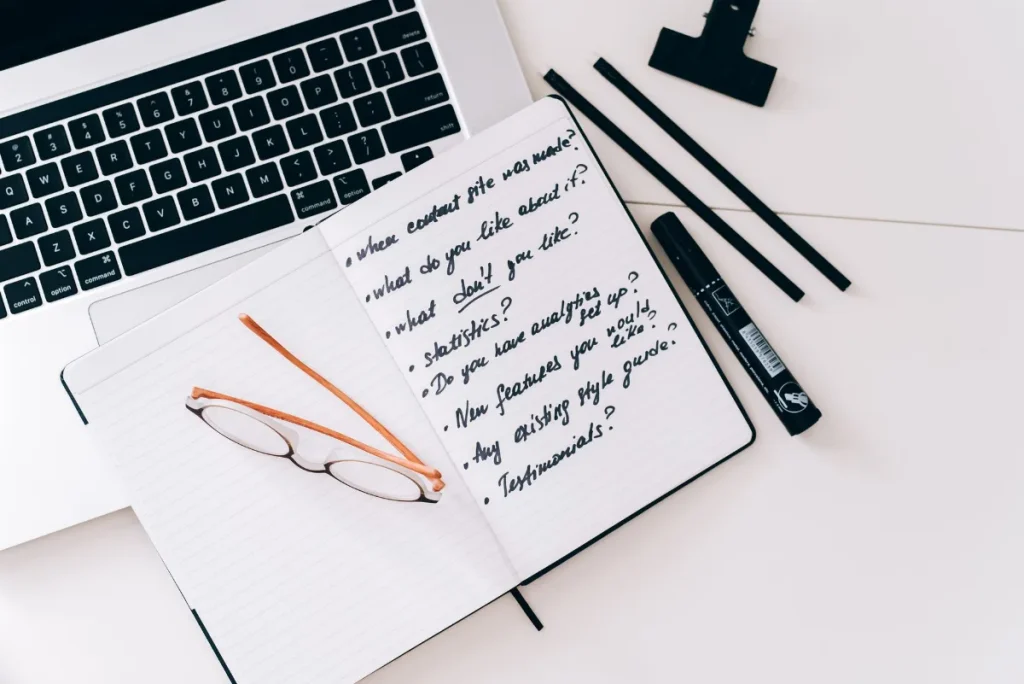 Freelancer berdiskusi dengan klien untuk memperjelas tujuan dan audiens copy