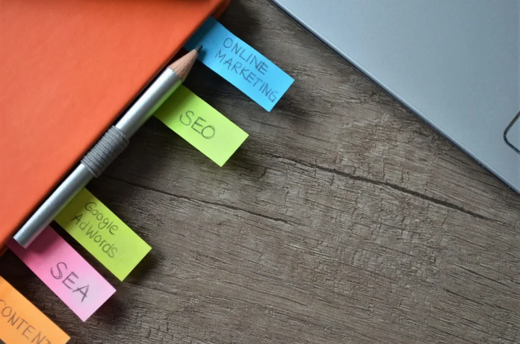 Catatan strategi copywriting dan laptop di meja kerja kreatif