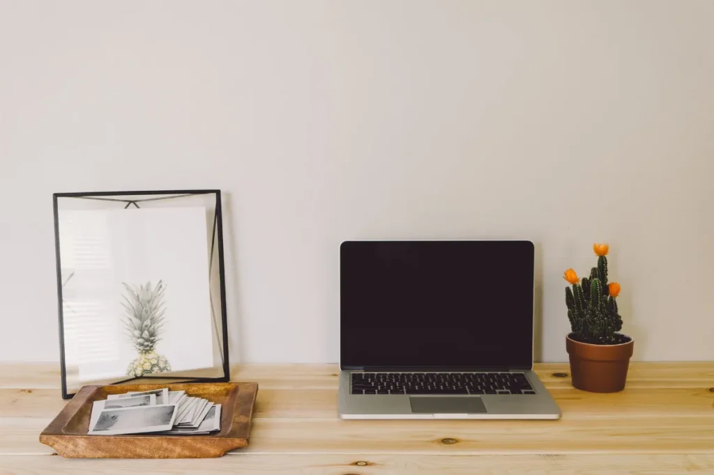 Copywriter memilih beberapa contoh tulisan di meja kerja