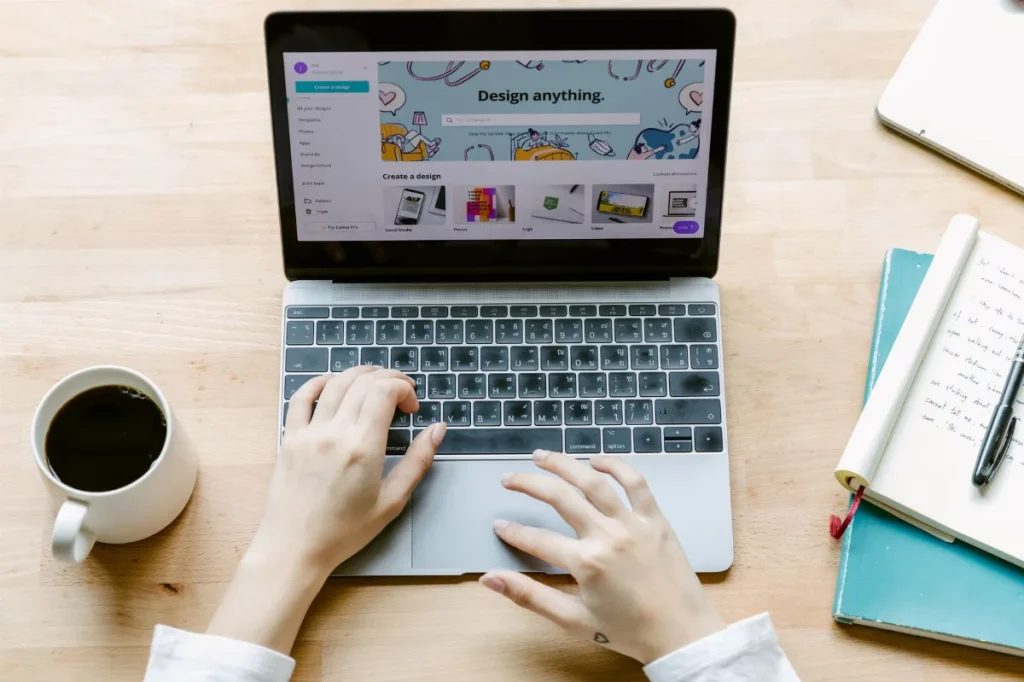 Copywriter pemula menghitung pemasukan dari pekerjaan freelance di meja kerja