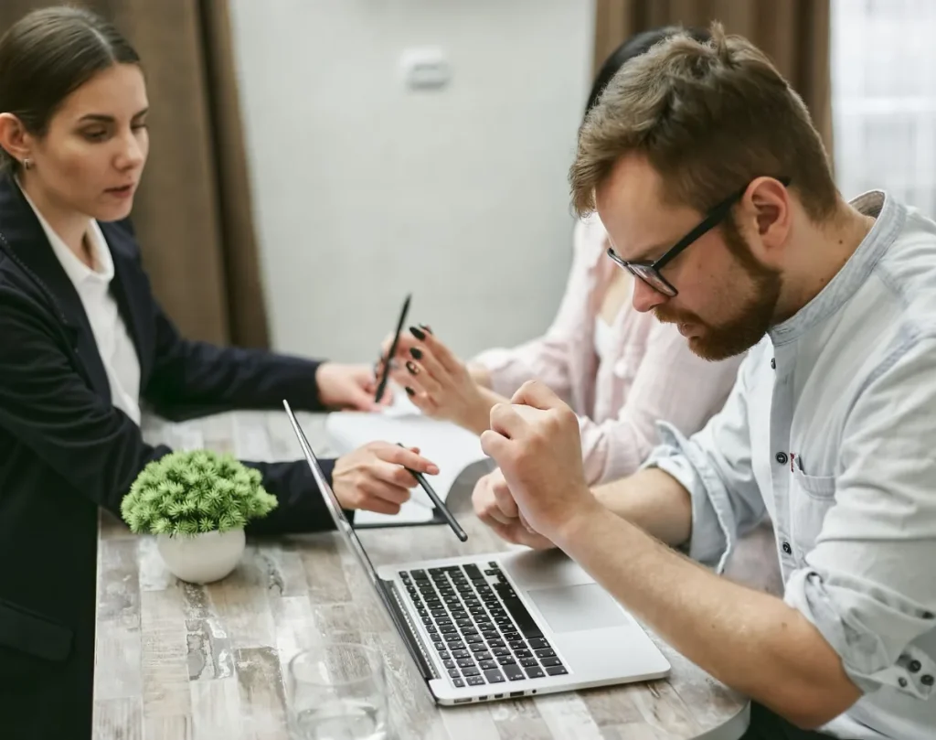 Copywriter menyiapkan penawaran jasa di laptop sebelum bertemu klien