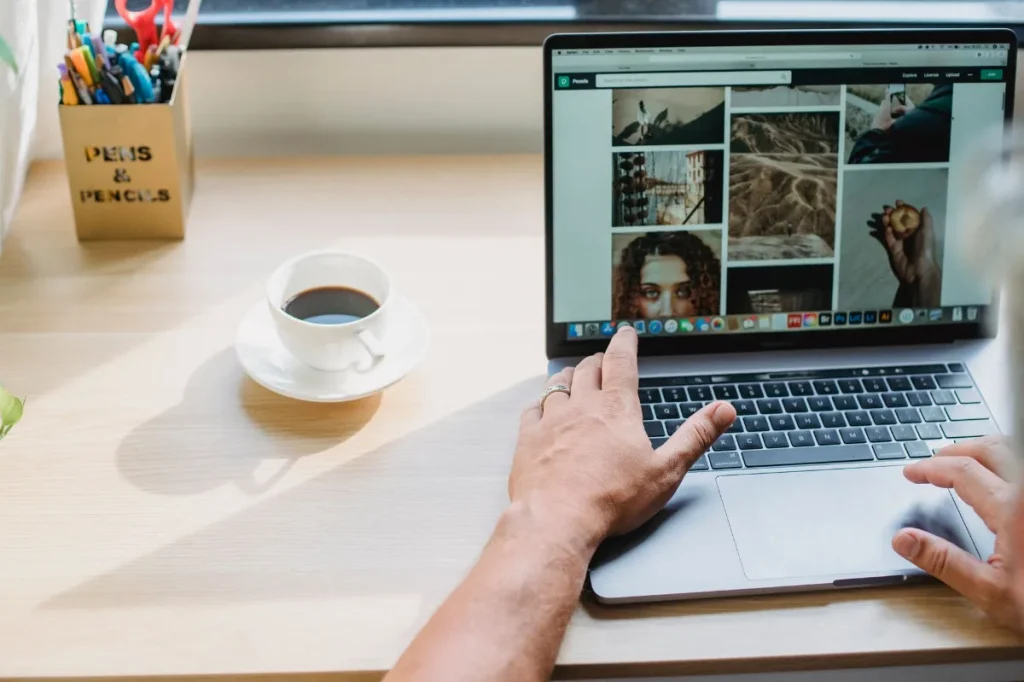 Tampilan portofolio copywriter sederhana di layar laptop