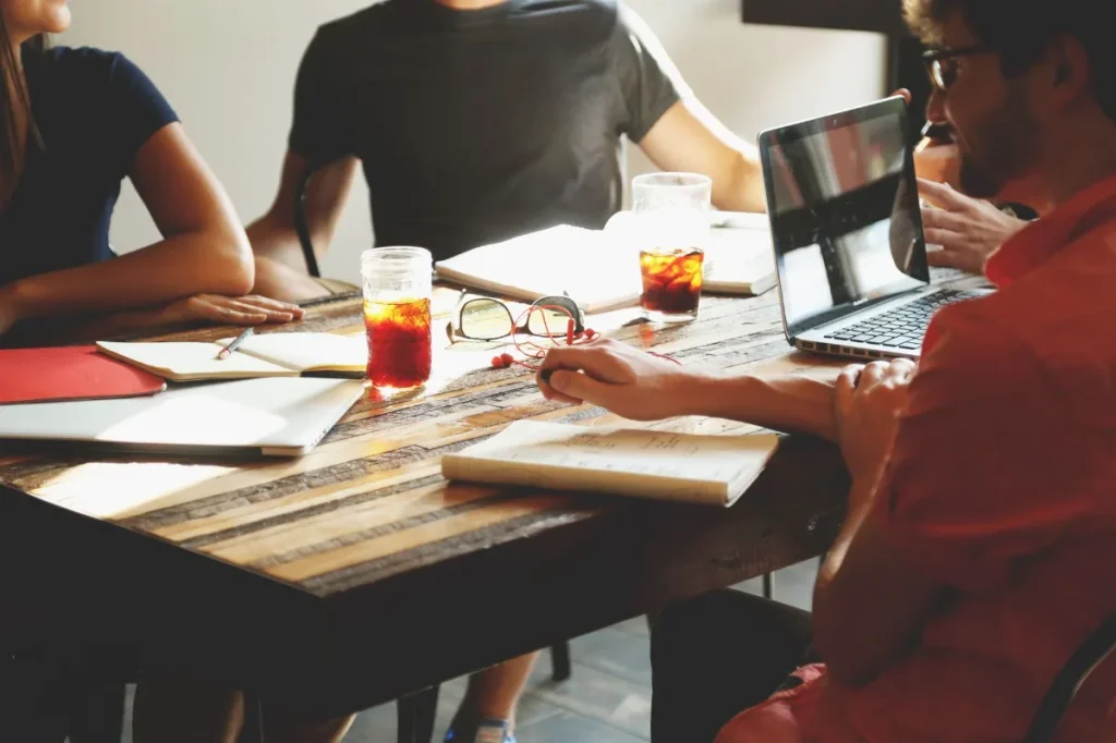 Tim kreatif menyusun brief copywriting bersama di meja kerja
