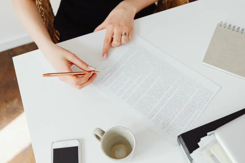 Copywriter memeriksa daftar strategi dan draft sebelum mengirimkannya