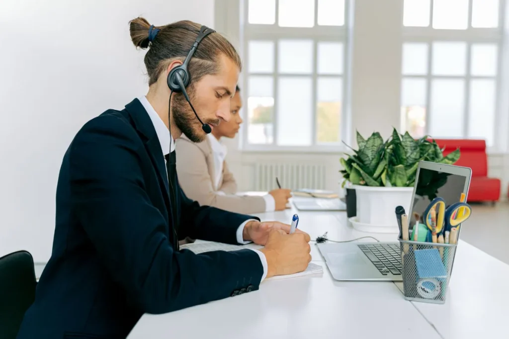 Catatan feedback dan wawancara customer yang sedang dipilah