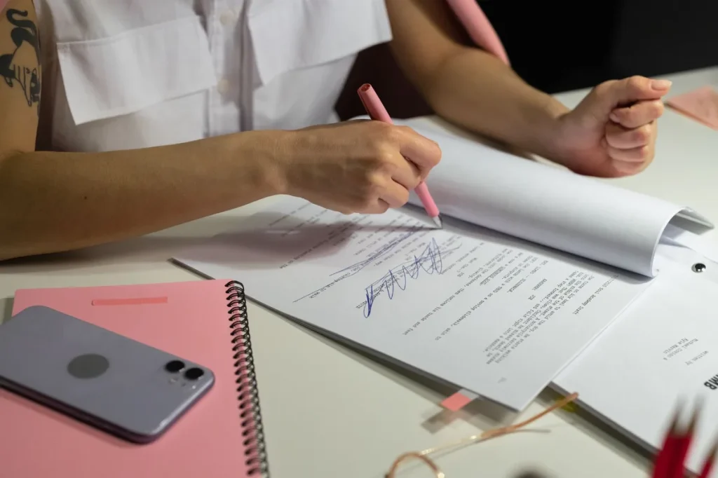 Copywriter meninjau draft dan masukan klien di meja kerja