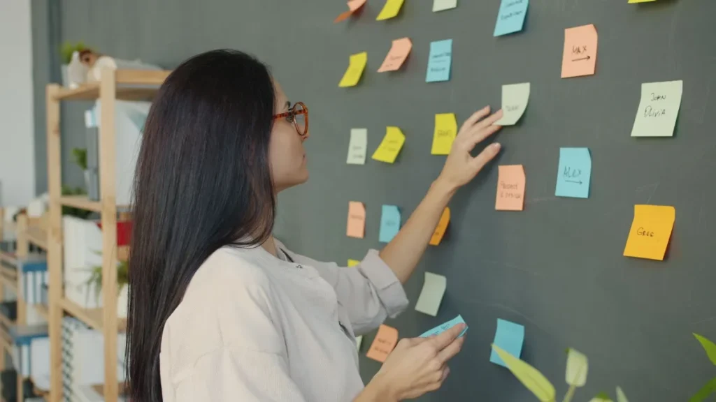 Catatan proyek yang disamarkan saat menyiapkan studi kasus copywriting