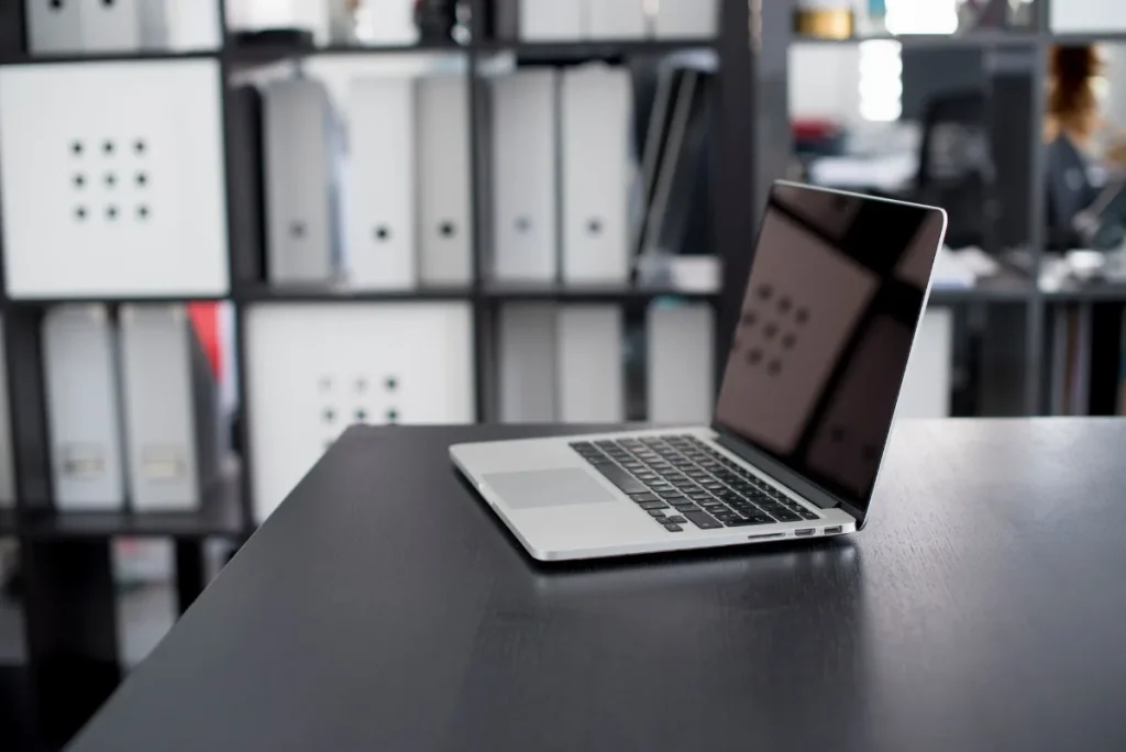 Copywriter menyusun pesan produk digital di laptop dan mencatat manfaatnya