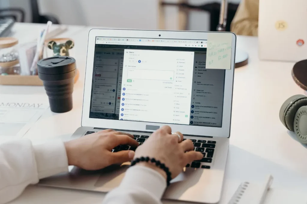 Freelancer menyiapkan pesan pendekatan kepada calon klien di laptop