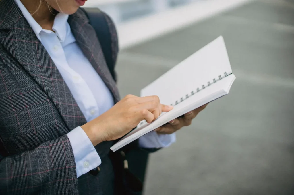 Seseorang memeriksa brief dan checklist proyek spec work sebelum dibagikan