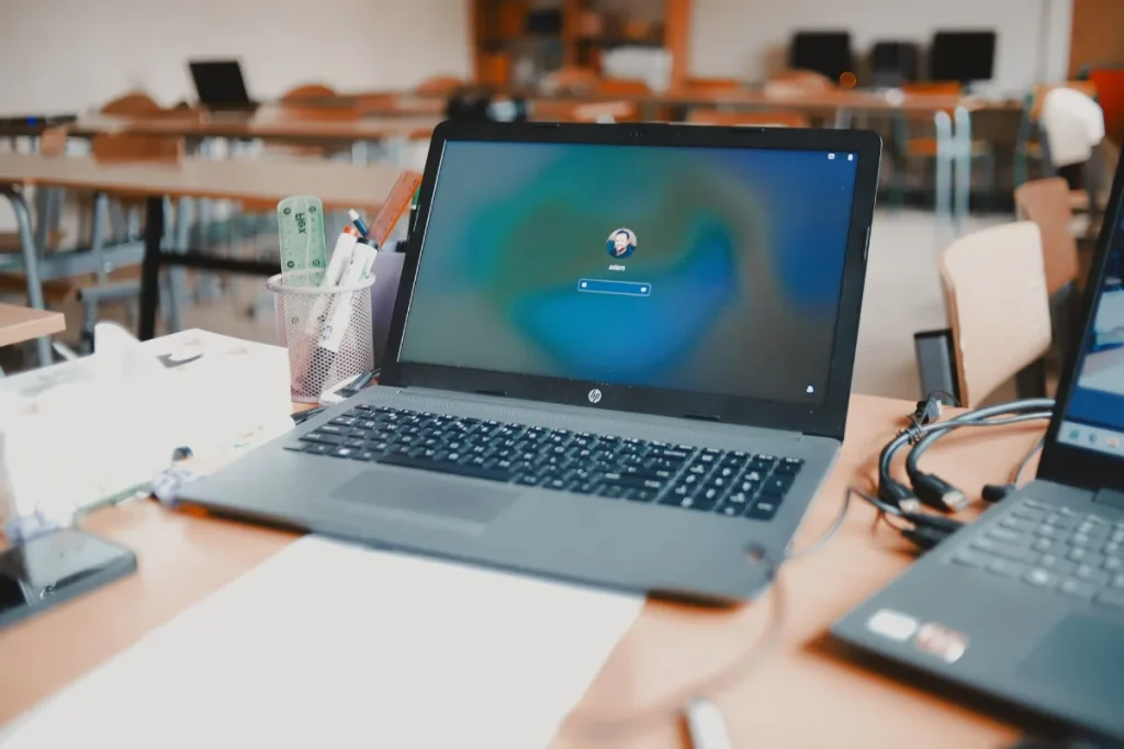 Pekerja administrasi mempelajari kelas spreadsheet online di laptop