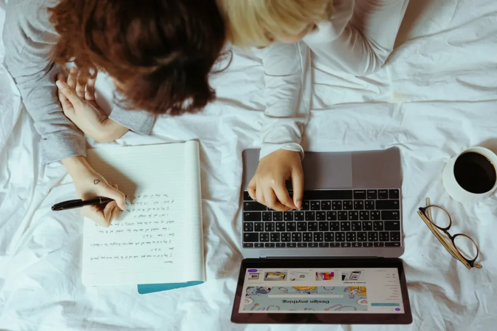 Copywriter merancang pesan promosi kelas desain online