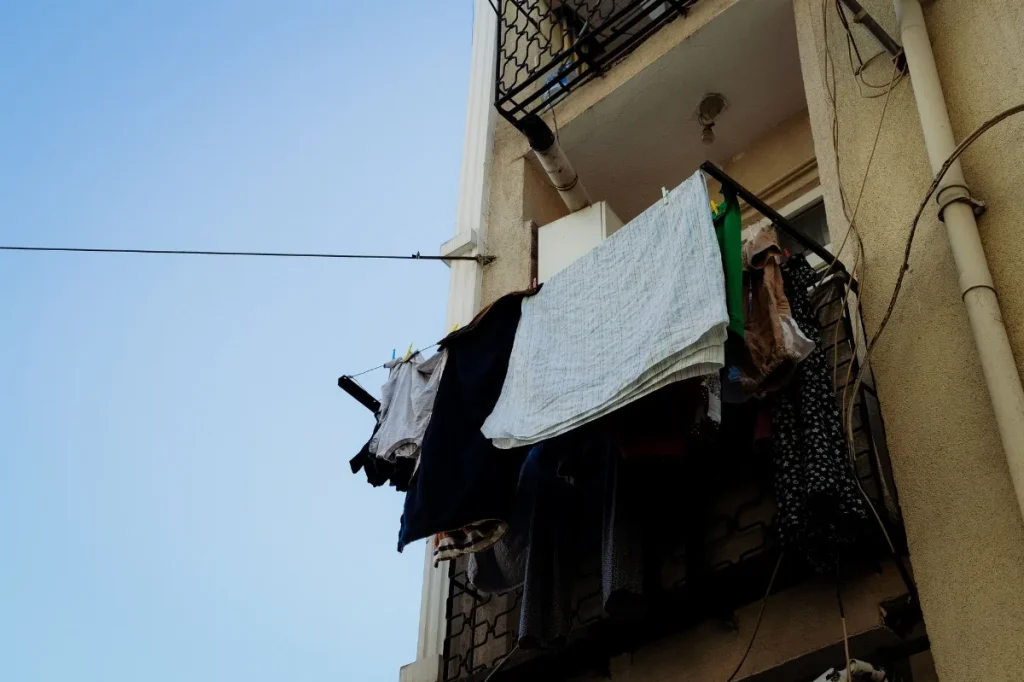 Pekerja mengatur penjemputan laundry setelah pulang kerja