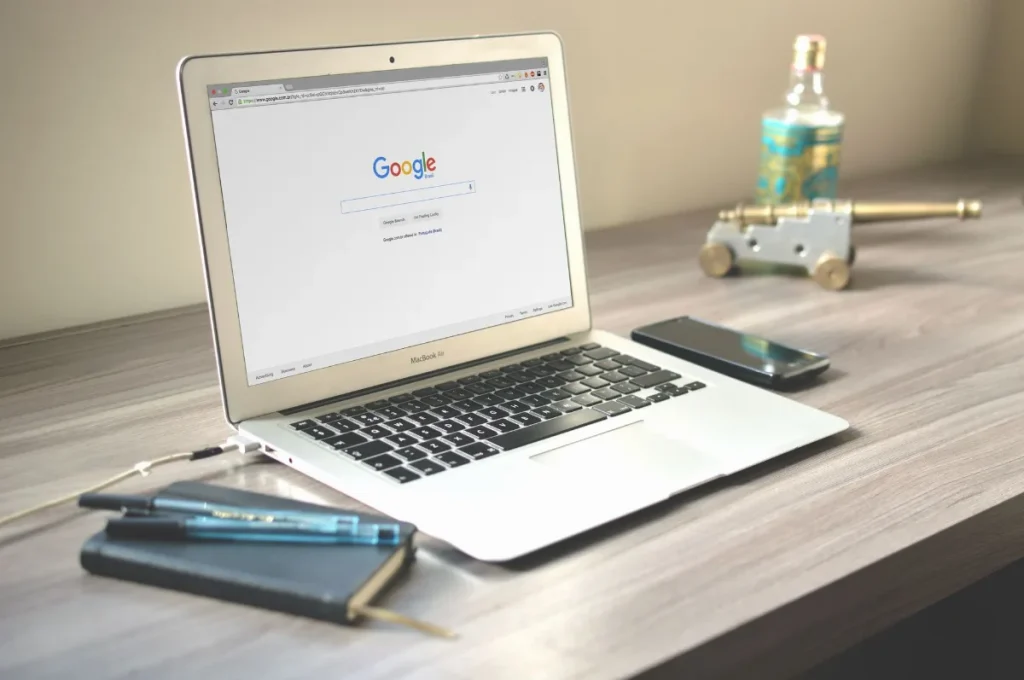 Meja kerja dengan laptop dan catatan untuk merencanakan peluncuran produk