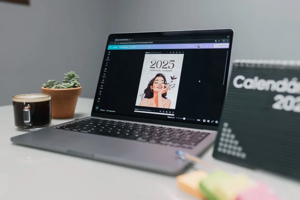 Freelancer mencatat jadwal follow-up calon klien di meja kerja