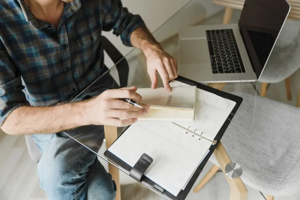 Catatan perencanaan membantu membandingkan pilihan karier copywriter