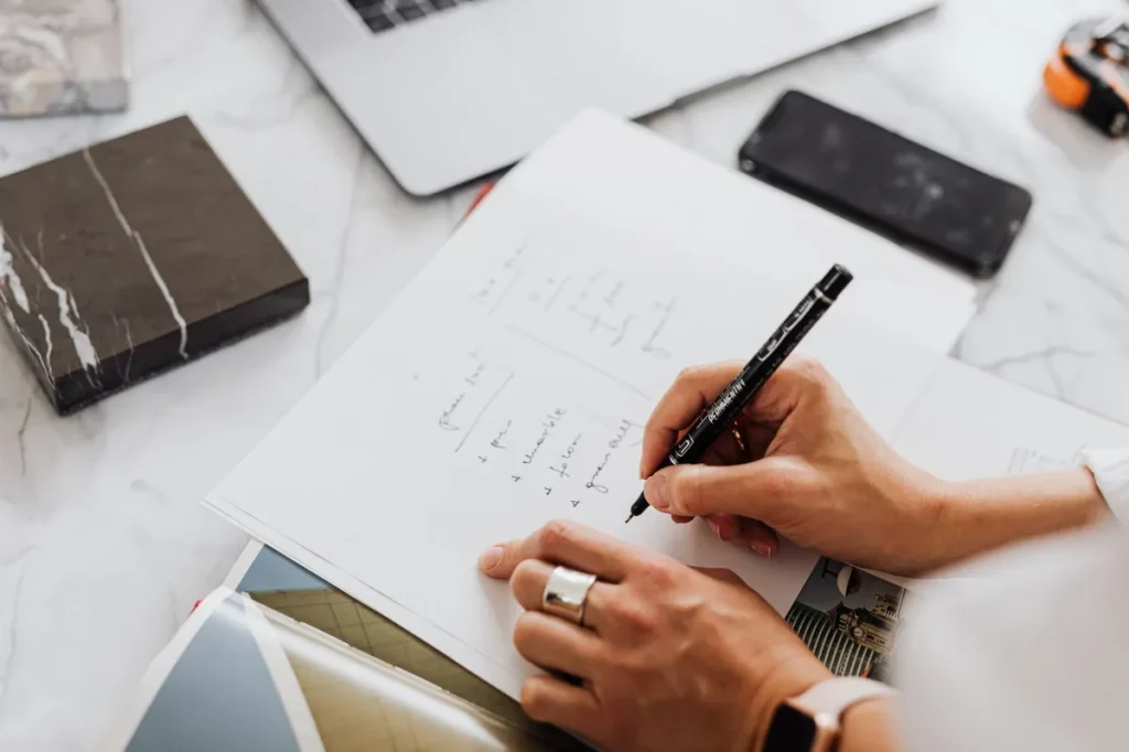 Copywriter memeriksa draf dan brief sebelum menampilkan karya di portofolio