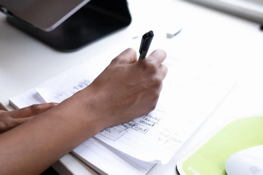Copywriter mempelajari catatan feedback customer di meja kerja