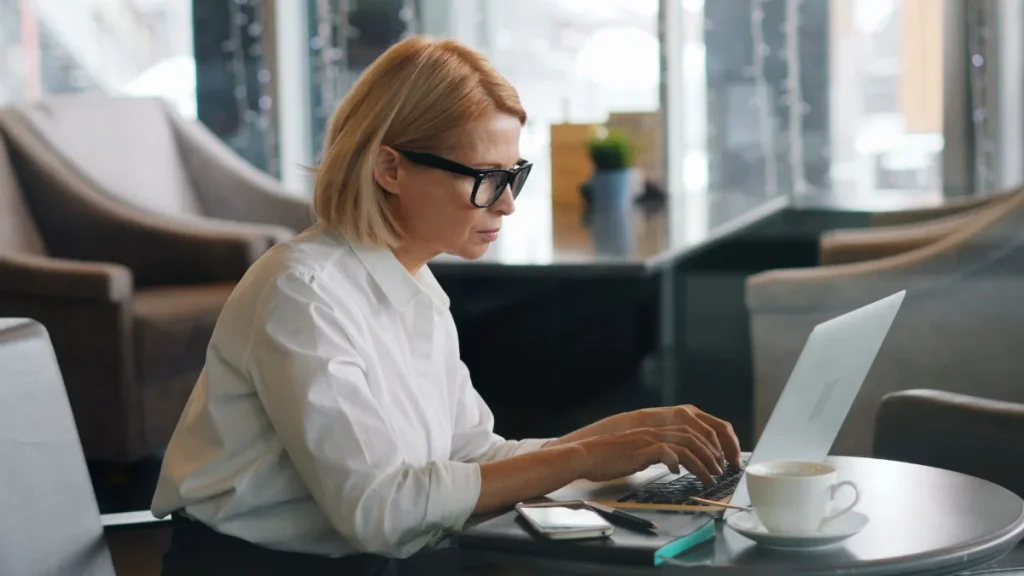 Freelancer menyiapkan pesan personal untuk calon klien di laptop