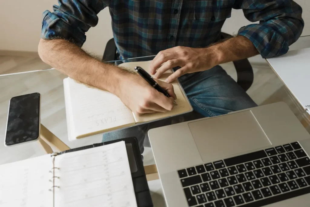 Kalender dan laptop untuk menghitung waktu kerja freelance