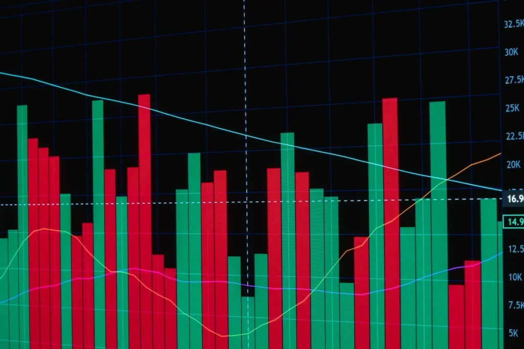 Analis memeriksa pola perilaku pelanggan melalui dashboard dan catatan