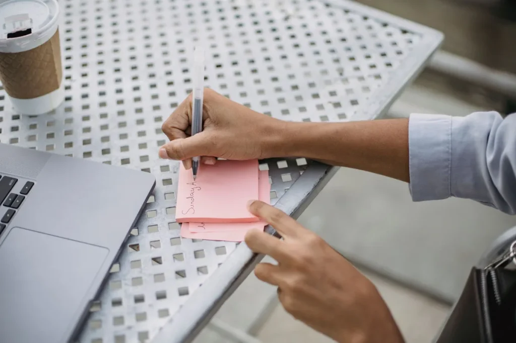Copywriter memeriksa bagian brief yang masih kosong sebelum mulai bekerja
