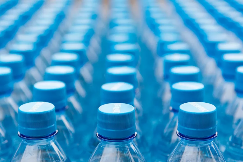 Catatan riset calon pembeli dan botol minum di meja kerja