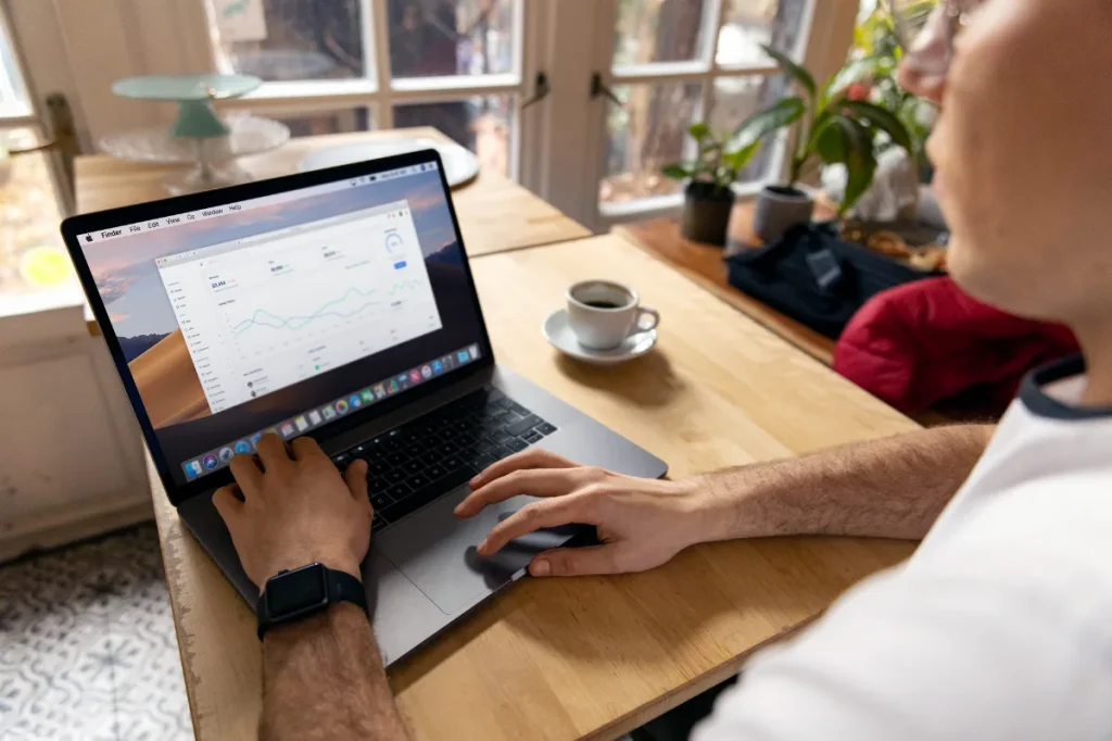 Copywriter meninjau portofolio dan data performa kampanye di laptop