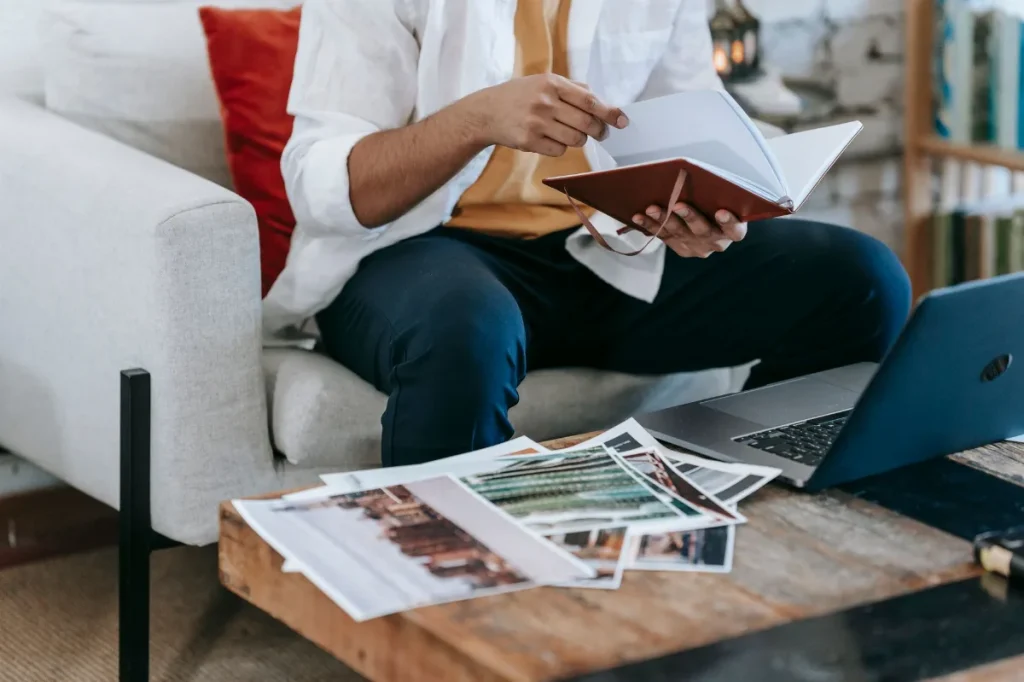 Freelancer meninjau portofolio dan catatan proyek untuk mengevaluasi tarif