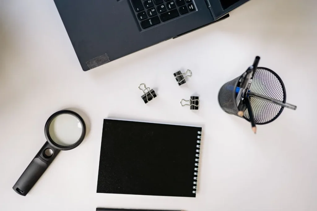 Copywriter menelaah catatan pelanggan dan data produk sebelum menulis copy.