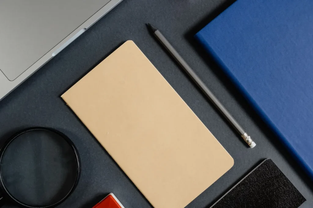 Notebook dan laptop saat menyusun alur pesan iklan