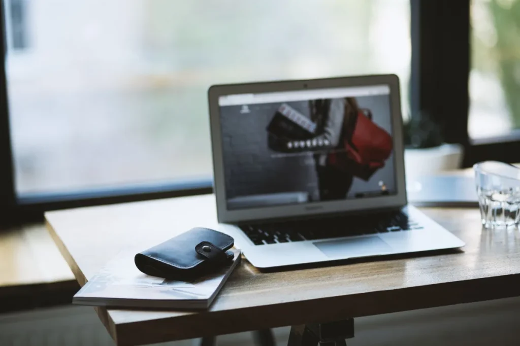 Tampilan proyek copywriting simulasi yang ditata rapi di laptop