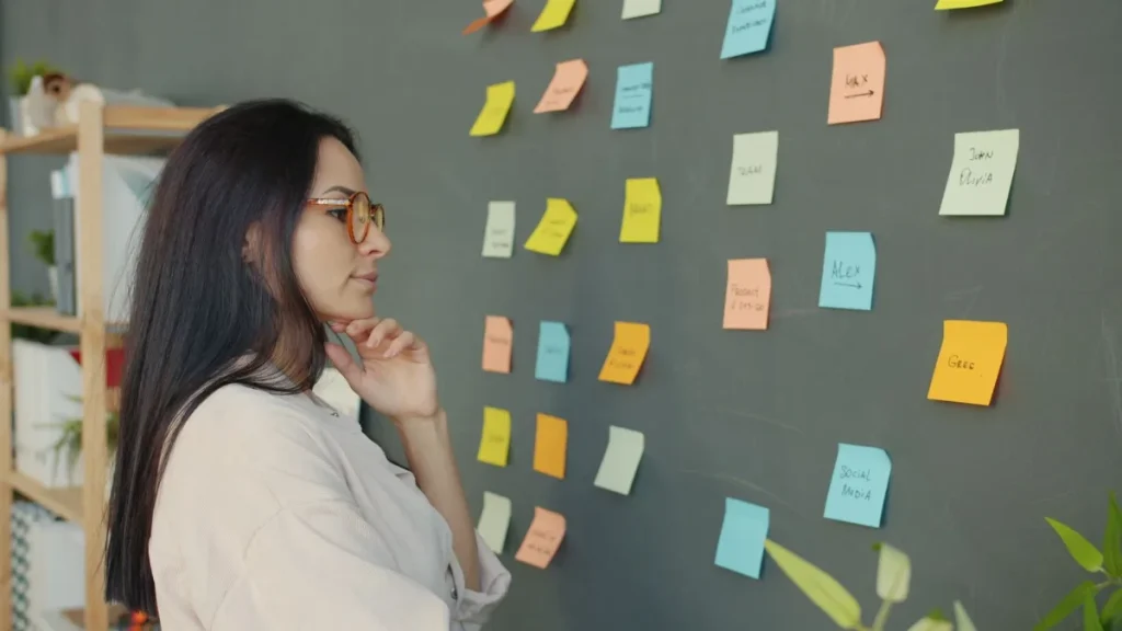 Tim pemasaran menyusun ide hook dan angle iklan bersama