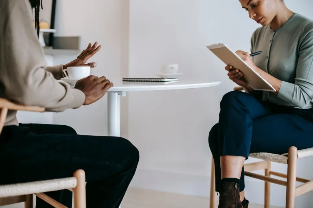 Copywriter dan klien membahas arahan revisi pada draft