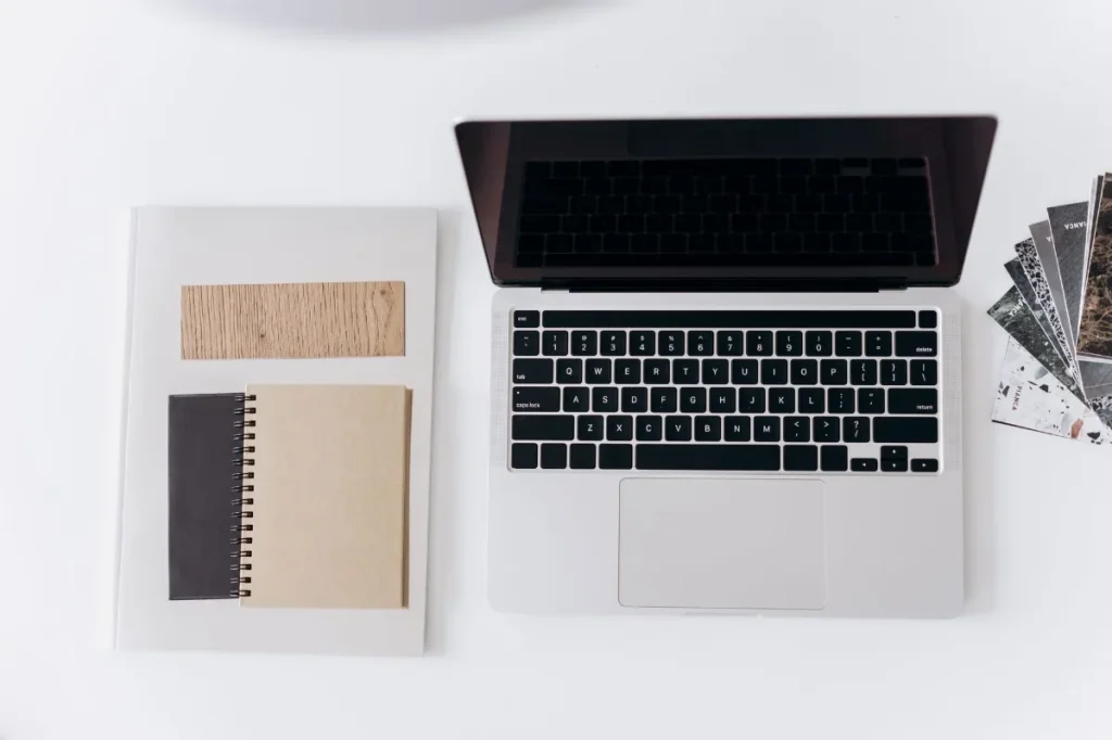 Copywriter membandingkan dua versi draft untuk diuji
