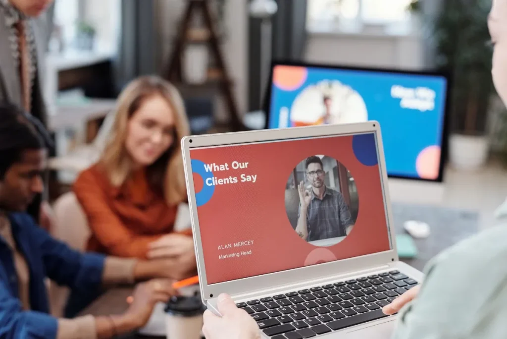 Dua profesional meninjau halaman produk digital dan memberi masukan