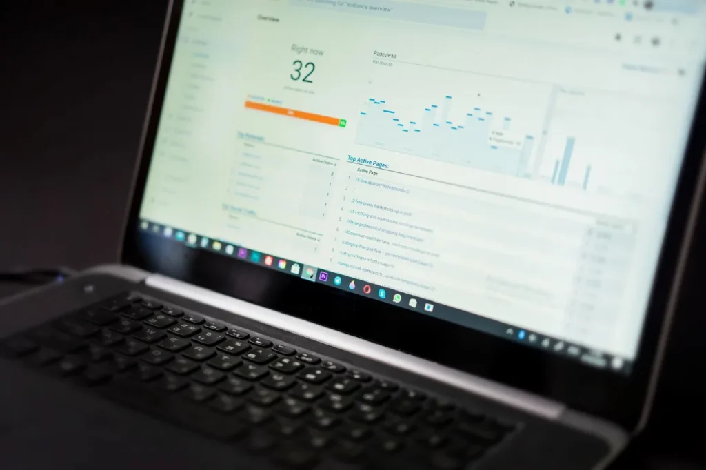 Profesional mengevaluasi performa kampanye di laptop