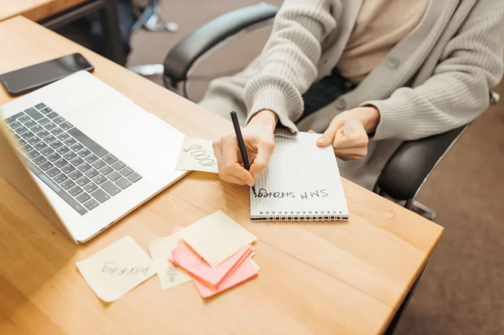 Catatan riset pelanggan yang sedang ditinjau copywriter